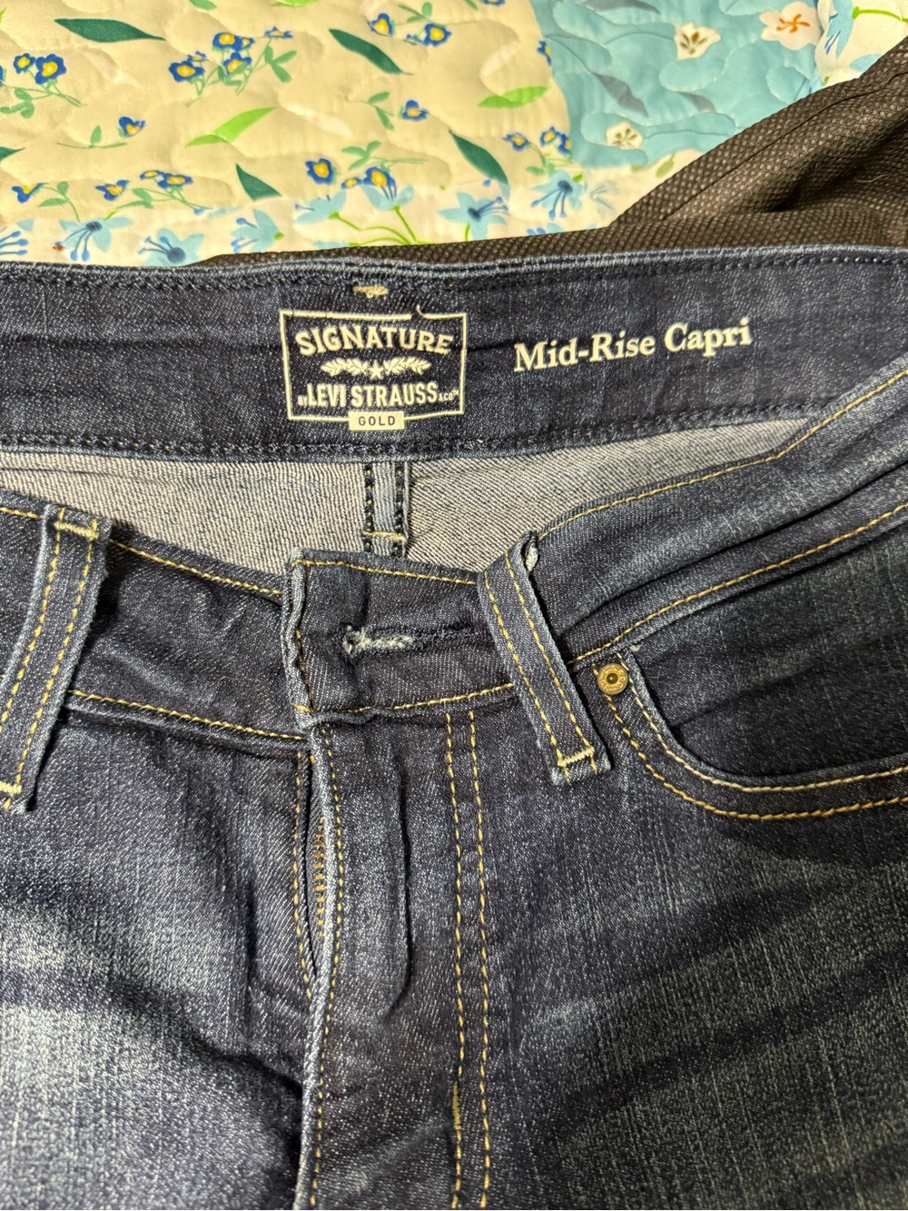 Levi's Signature Mid-Rise Capri Jeans - Dark Blue